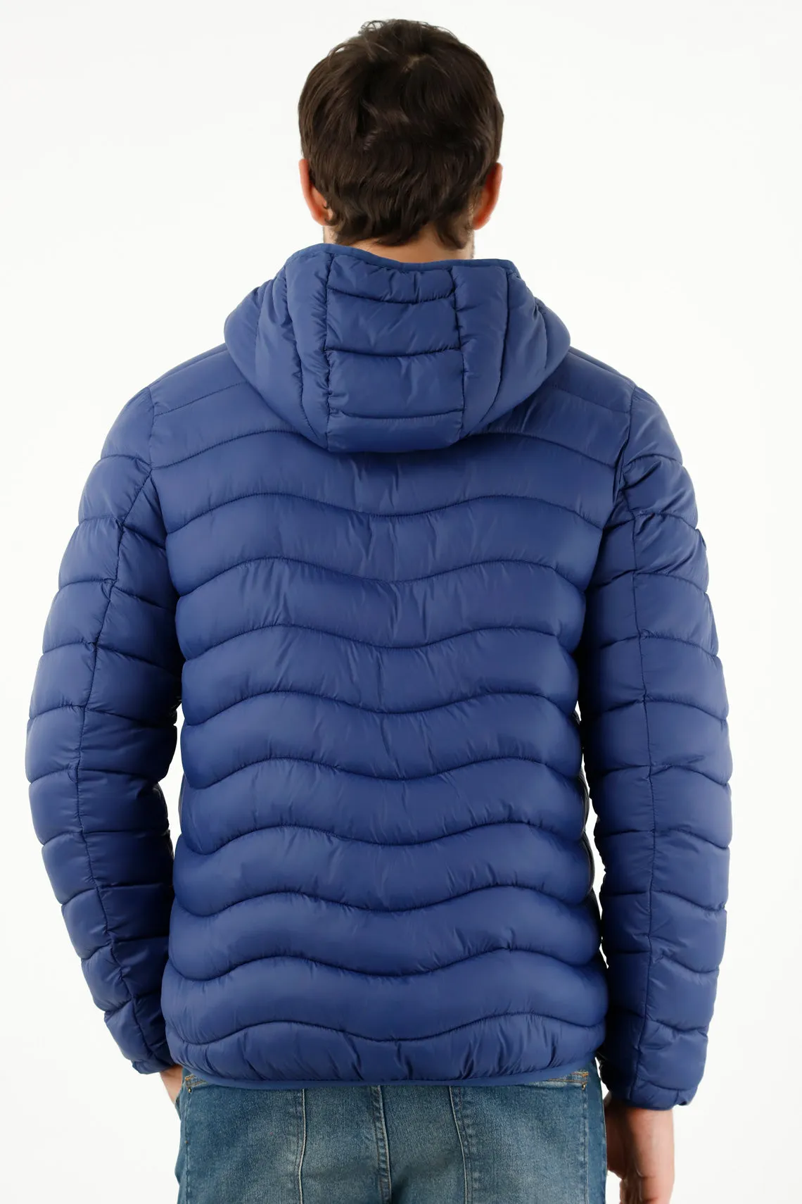 Chaqueta azul con capucha para hombre