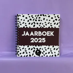 Jaarboek 2025 | BLANCO | Botanical Donkerrood