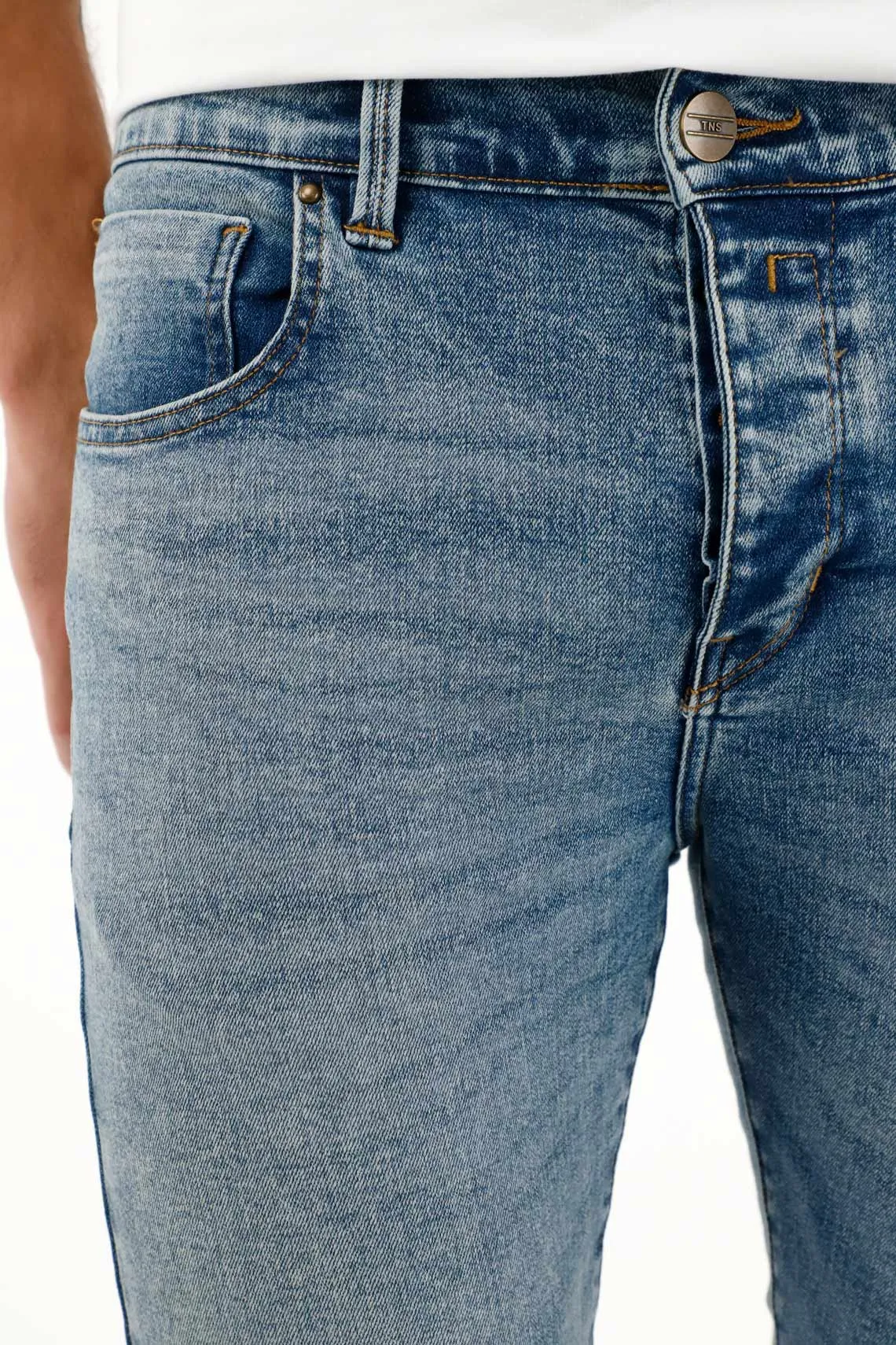 Jean Super Skinny tono medio con arrugas para hombre